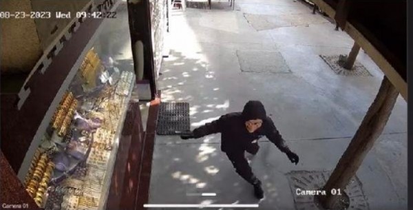 Gaziosmanpaşa'da ilginç olay! Dali maskesiyle soygun girişimi!